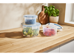 Trei recipiente transparente din plastic cu afine, salată și cireșe.