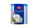Brânză de oaie Milbona în saramură, 500g, cu măsline și ierburi pe o farfurie