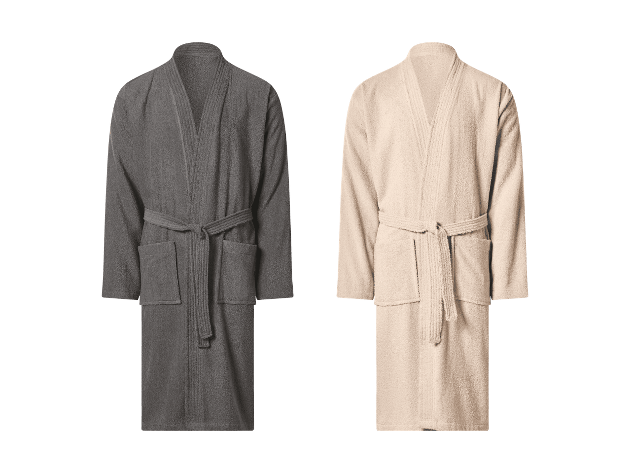 Deux peignoirs en éponge, un gris foncé et un beige clair, sur fond noir.