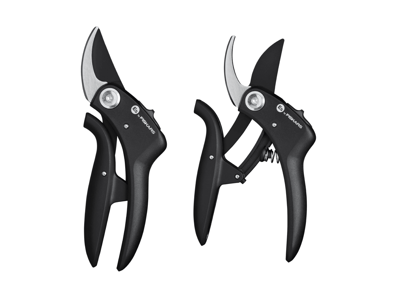 Zwei schwarze Fiskars Gartenscheren, eine geschlossen und eine offen.