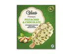 Pistacie- og chokoladeis på pind med knasende pistaciestykker og chokoladesauce.