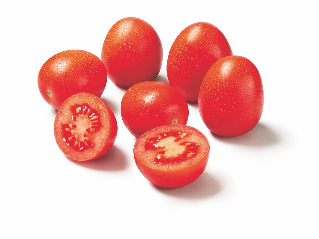 Tomates cerises rouges, coupées en deux.
