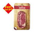 Pakket okserumpsteak på et træbræt med et rødt skilt, der siger 'Fast lav pris'.