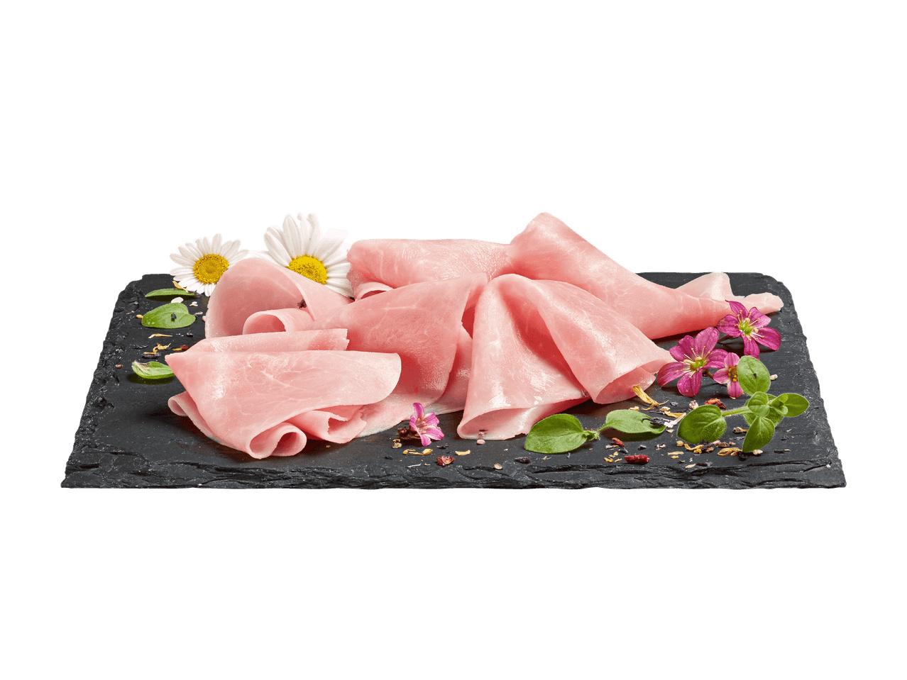 Gekochte Schinkenscheiben auf einer Schieferplatte mit Blumen und Gewürzen.