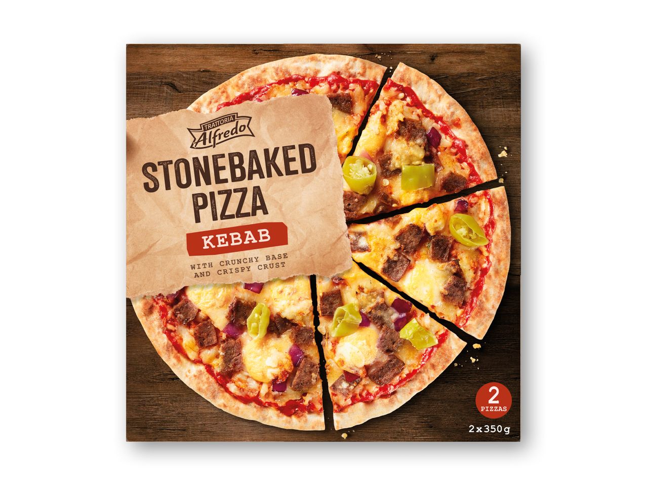 En Trattoria Alfredo Stonebaked Kebab Pizza på et træbord, skåret i skiver.