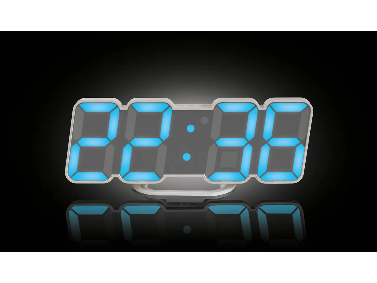Ceas digital LED cu cifre albastre luminoase.