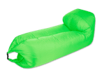 Ein leuchtend grüner, aufblasbarer Loungesessel, ideal für drinnen und draußen.