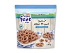 Pose med saltede mini-kringler i mælkechokolade, 140 g.