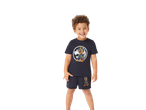 Nasmiješeni dječak u pidžami Paw Patrol.