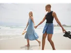 Modă de plajă feminină: rochii și sandale din denim pe plajă.