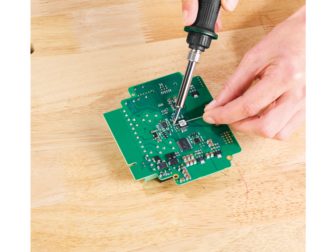 Soldadura de uma placa de circuito PARKSIDE com um ferro de soldar e solda.