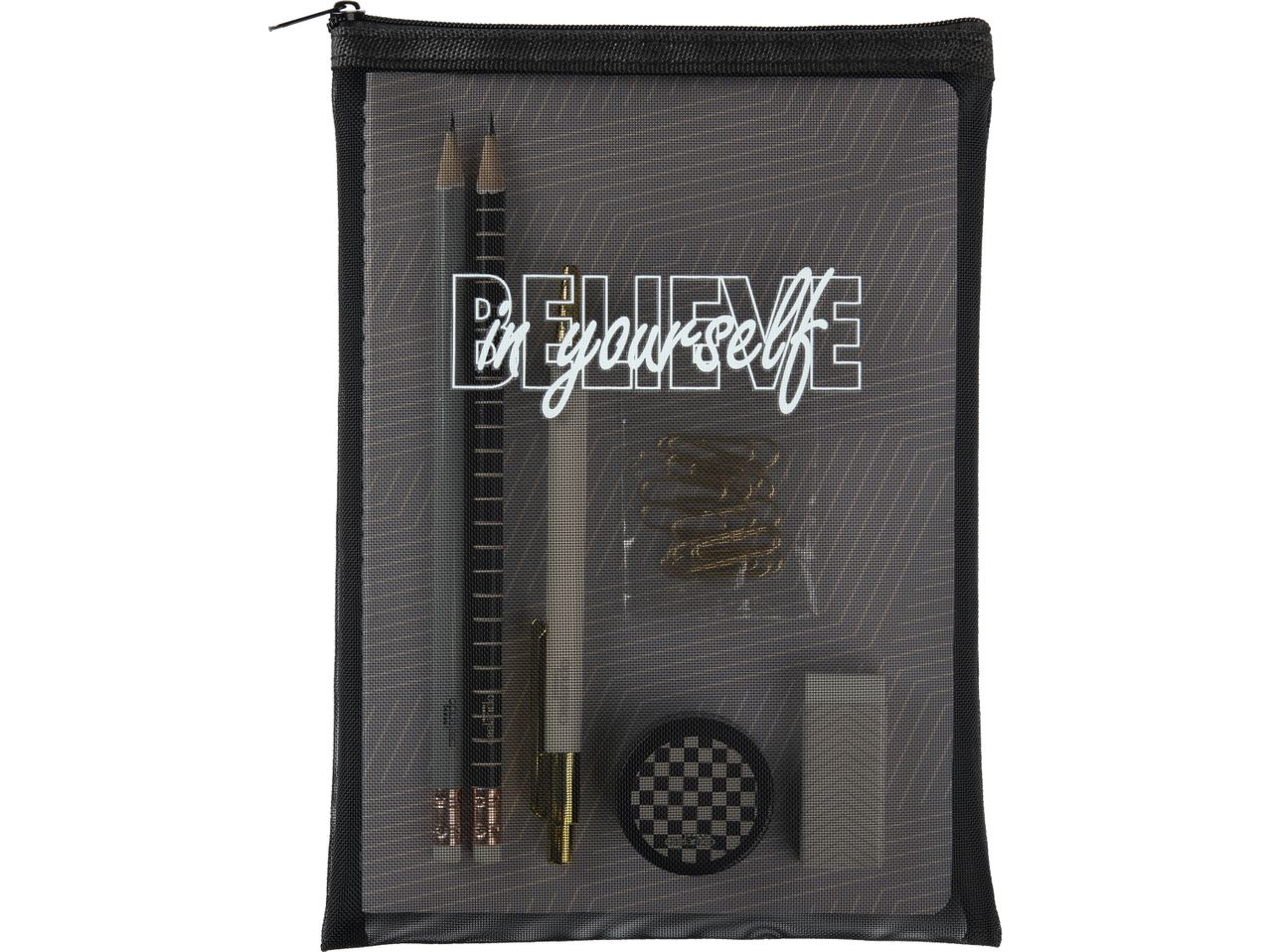 Astuccio nero in rete con la scritta 'Believe in yourself' e articoli di cancelleria.