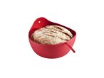 Pane appena sfornato in una ciotola rossa per la lievitazione.