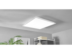 LED panel LIVARNO home osvetljuje sobo s policami in rastlino.