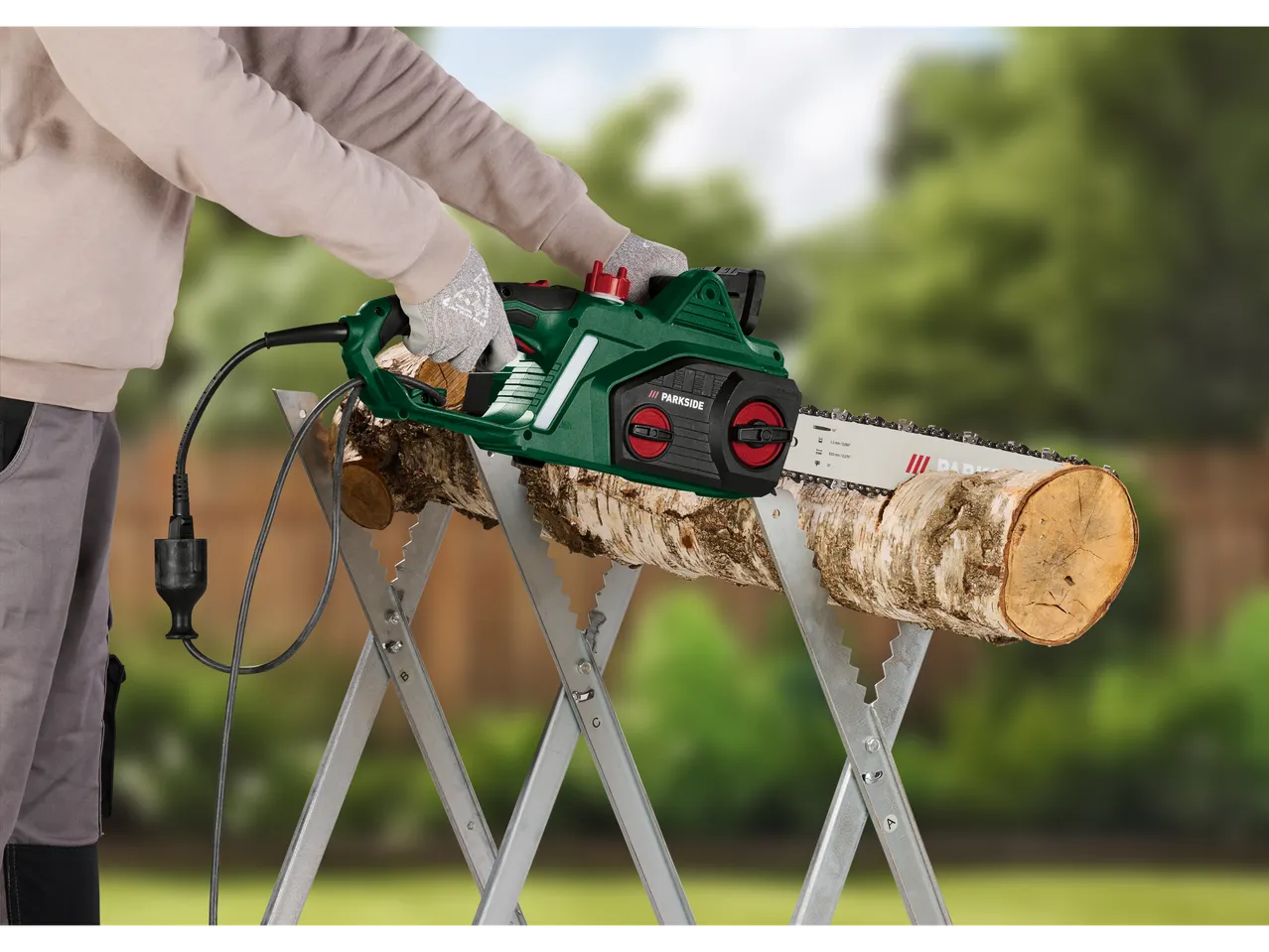 Ferăstrău electric cu lanț PARKSIDE® PEKS 2200 B1 tăind bușteni.