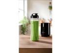Liquidificador SilverCrest com smoothie verde em uma mesa de madeira.
