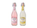 To flasker mousserende limonade, en pink med citron- og limesmag og en gul med citronsmag.