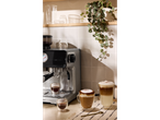 Máquina de café Silvercrest® e copos resistentes ao calor com café e latte.