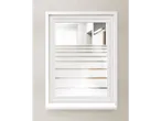 Fenster mit weißem Rahmen und gestreifter Sichtschutzfolie, die ein Badezimmer reflektiert.