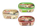 Tre beholdere med halva i forskellige smagsvarianter: pistacie, vanilje og kakao.