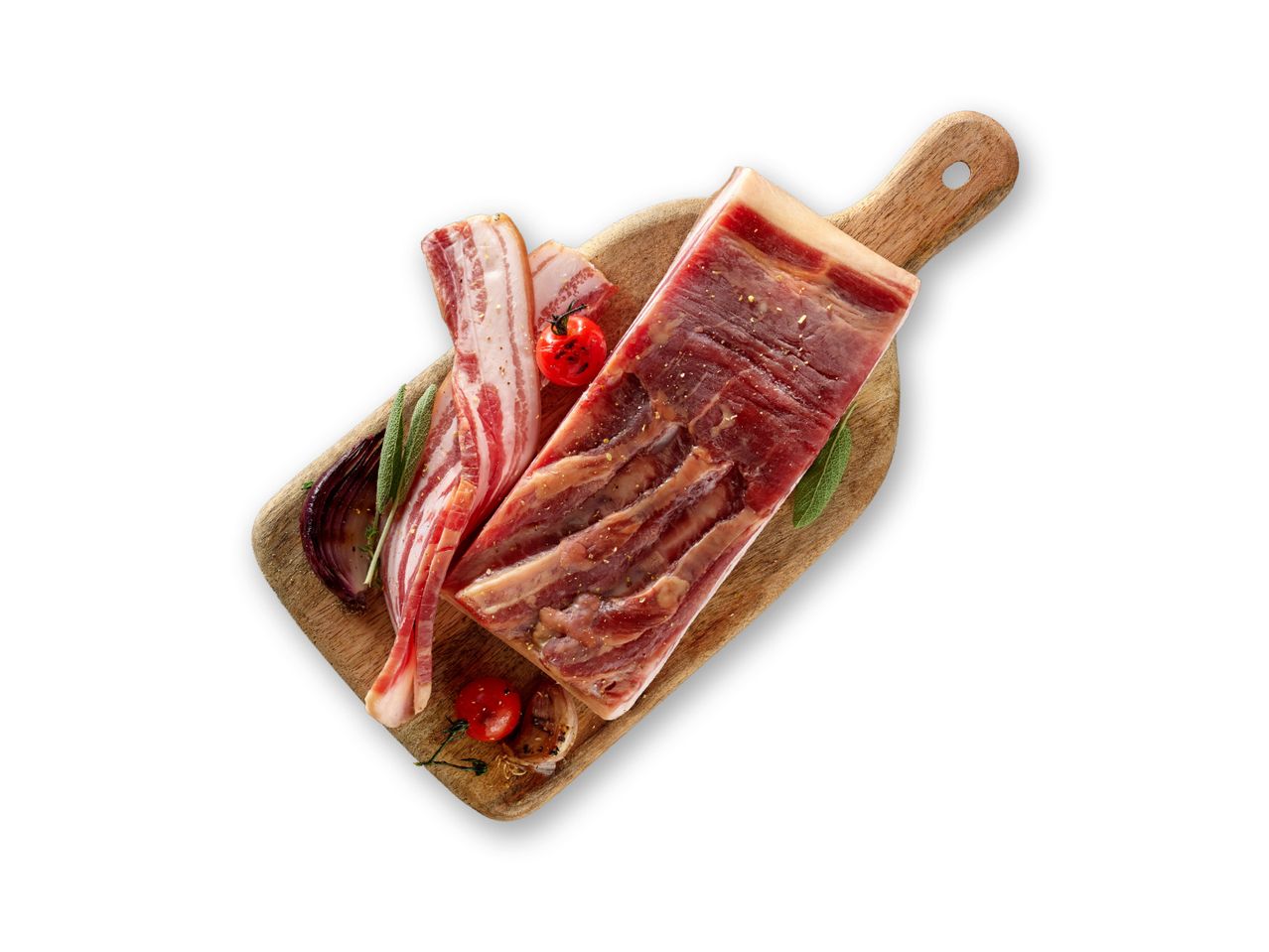 Sirova slanina, luk, rajčice i začinsko bilje na drvenoj dasci za rezanje.
