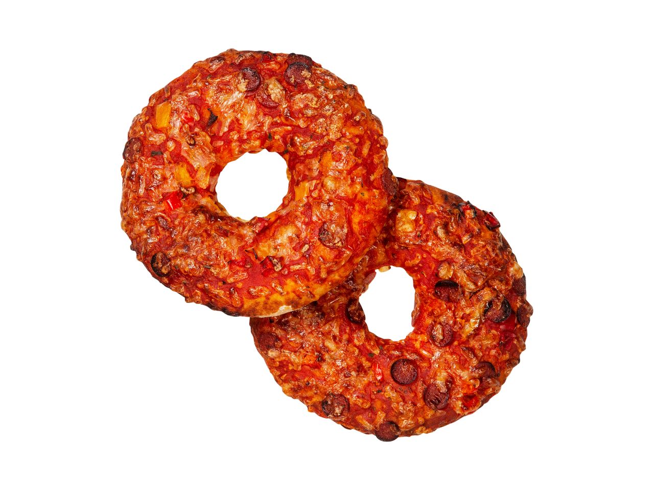 Kaksi pyöreää, pizzan kaltaista ruokaa, joissa on tomaattikastiketta ja makkaraa.