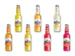 En række Breezer-flasker i forskellige smagsvarianter som ananas, appelsin, citron, mango, jordbær og hindbær.