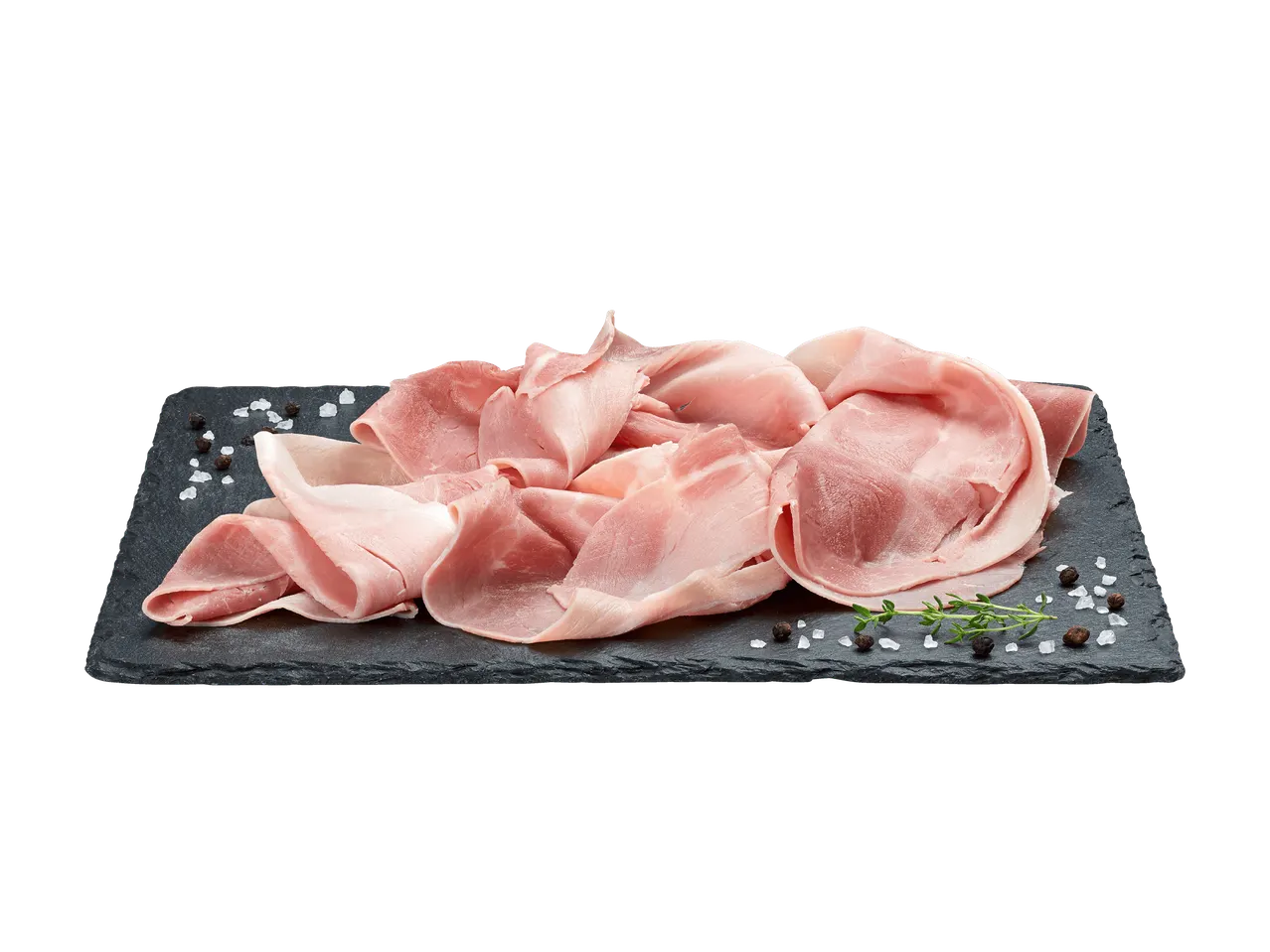 Prosciutto cotto affettato su un piatto di ardesia nera con grani di pepe e sale.