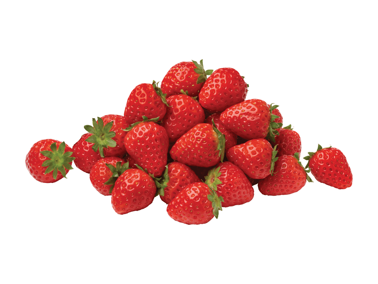 Šviežių, raudonų braškių krūva su žaliais lapeliais.