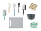 Eine Auswahl an Küchenutensilien, darunter ein Schäler, Schneebesen, Pinsel, Messer, Backform, Schüsseln, Reibe, Schneidebrett und Zitruspresse.