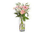 Rosas, gérberas e crisântemos em um vaso de vidro.