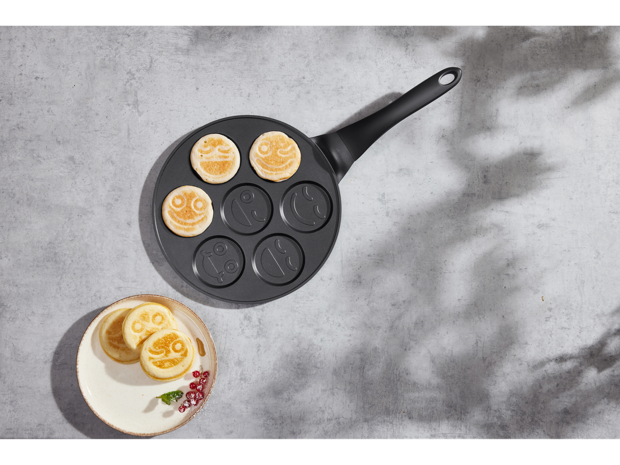 Silvercrest® tiganj za palačinke sa palačinkama sa smajlijima i bobicama.