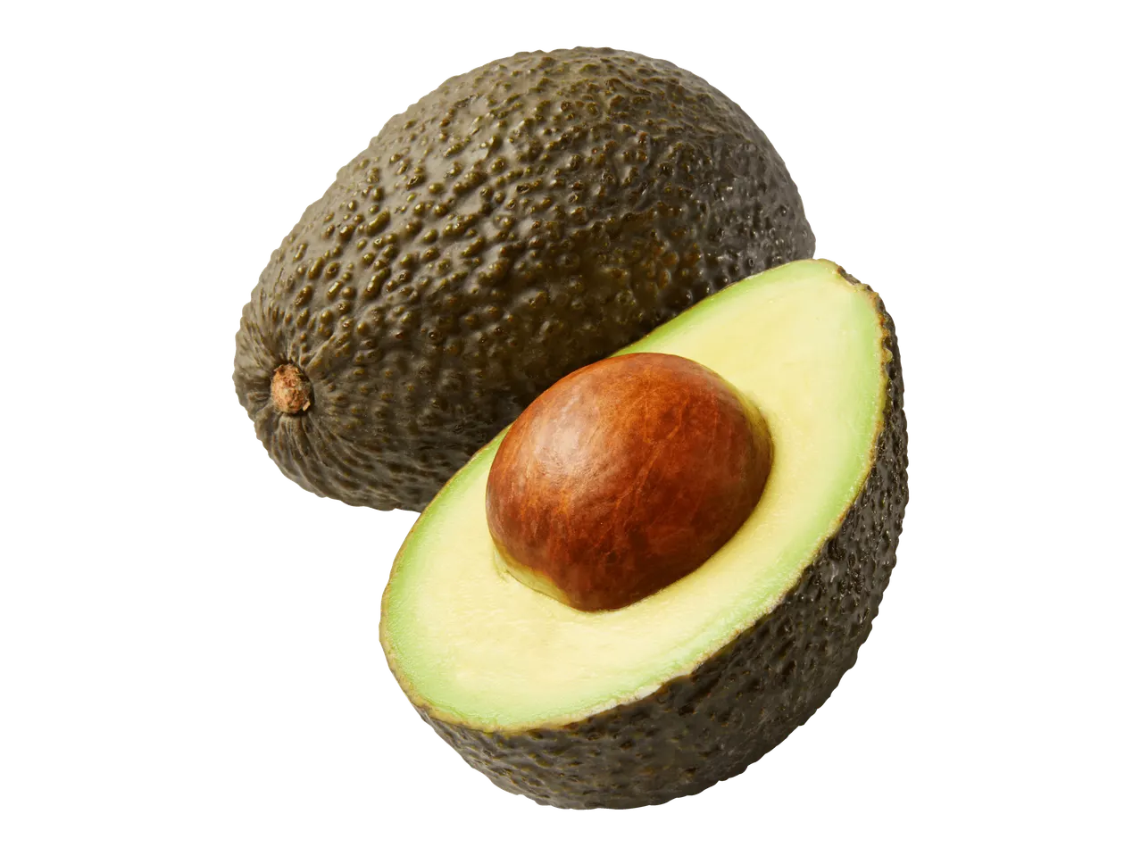 Avokado ja halkaistu avokado, jossa on siemen, mustalla taustalla.