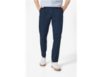 Calças chino azul-marinho e tênis brancos: roupa casual masculina.