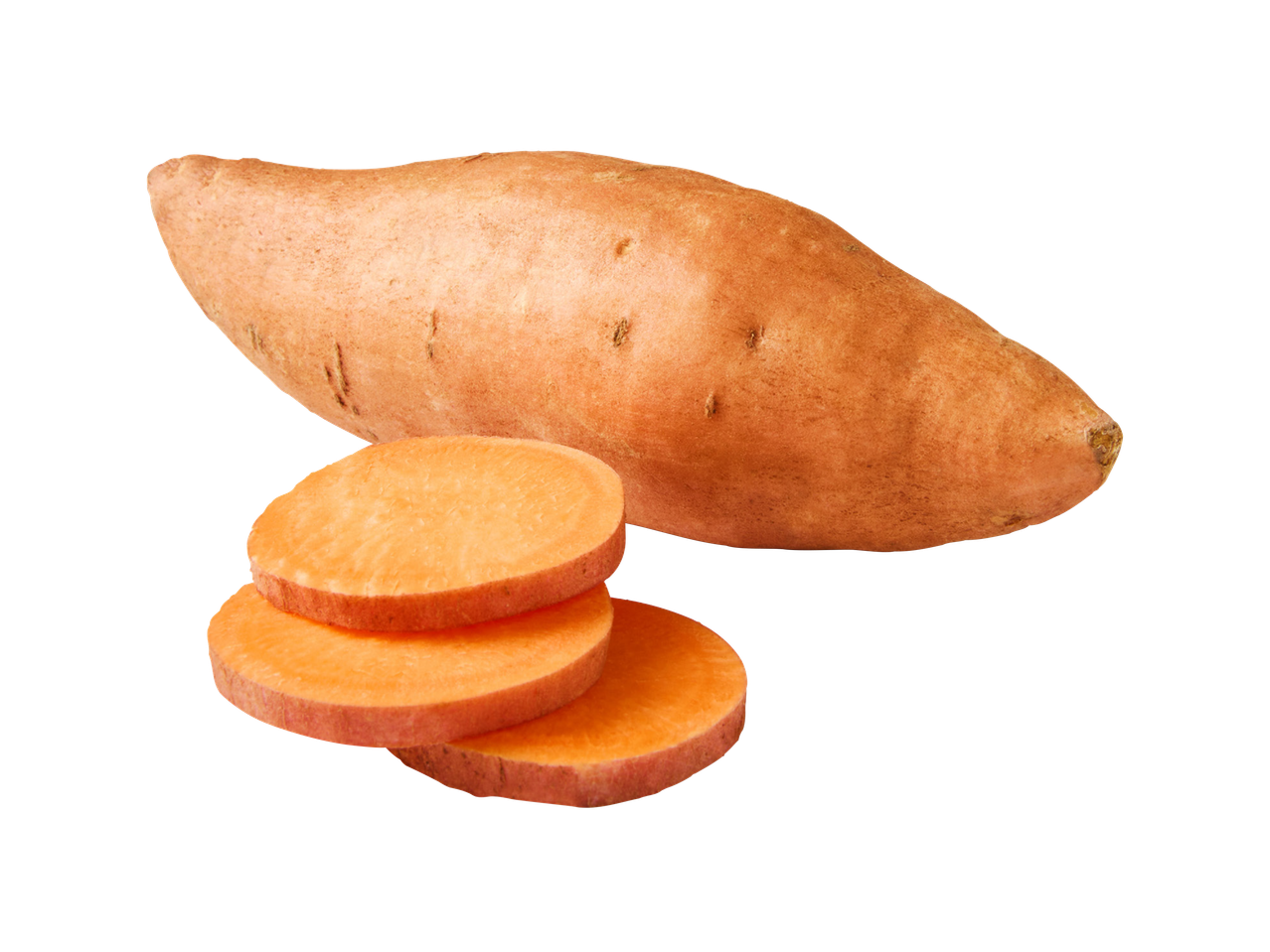 Slatki krumpir i tri narezana koluta slatkog krumpira na crnoj pozadini.