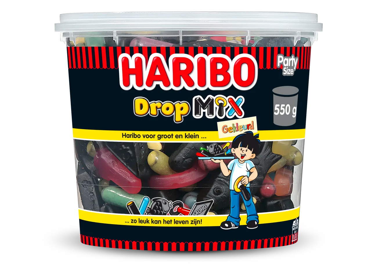 Een grote pot met diverse dropmix, inclusief gekleurde en zwarte drop, met een jongen die snoep vasthoudt.