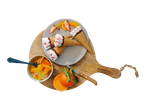 Casquinhas de sorvete de morango, fatias de laranja e salada de frutas em uma tábua de madeira.