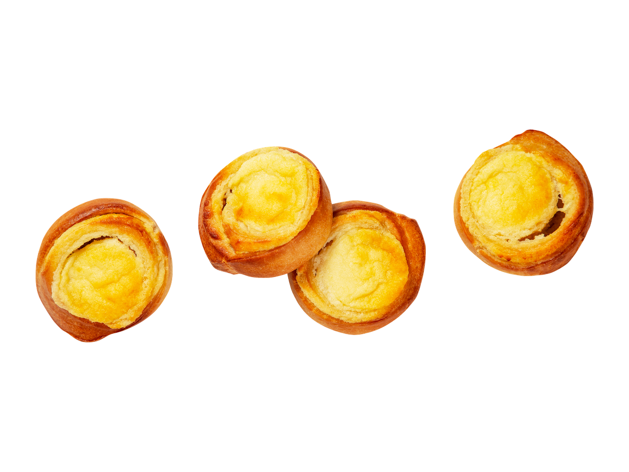 Neljä juustotäytteistä pullaa mustalla taustalla.
