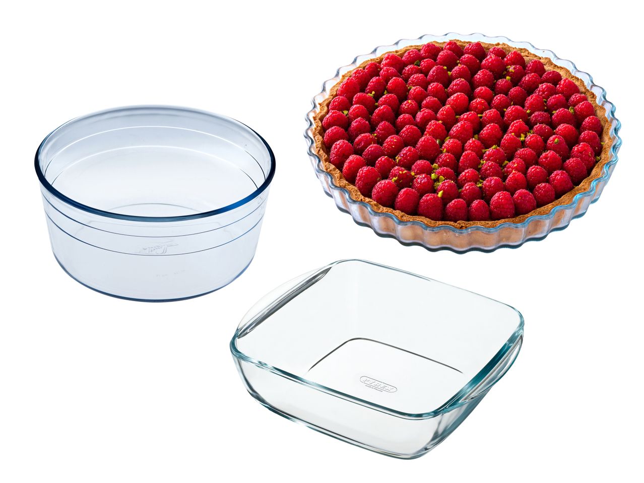Glasbackformen und eine Himbeertarte auf weißem Hintergrund.