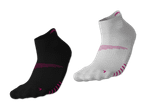 Zwei Paar Socken, eine schwarze und eine weiße, mit pinkfarbenen Details.