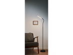 O lampă elegantă de podea LED neagră luminează un fotoliu confortabil într-o cameră minimalistă.