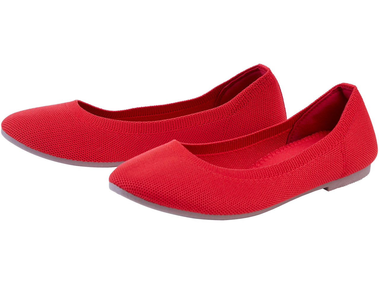 Egy pár piros, kötött anyagú női balerina cipő fekete háttér előtt.