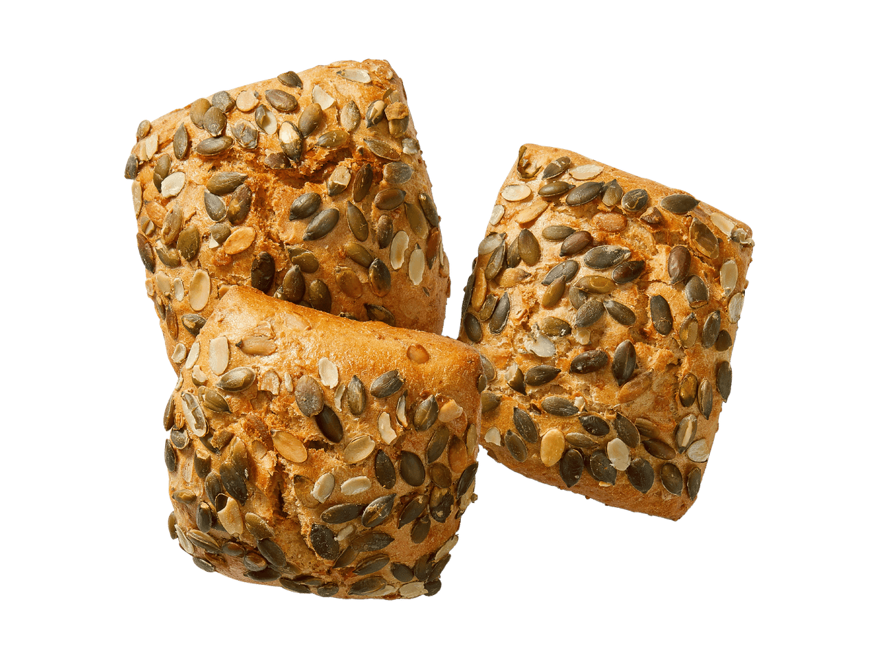 Drei Kürbiskernbrötchen auf schwarzem Hintergrund.