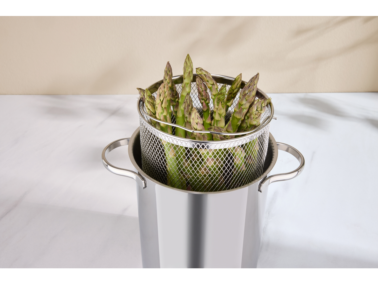 Verse groene asperges in een SILVERCREST roestvrijstalen aspergepan.