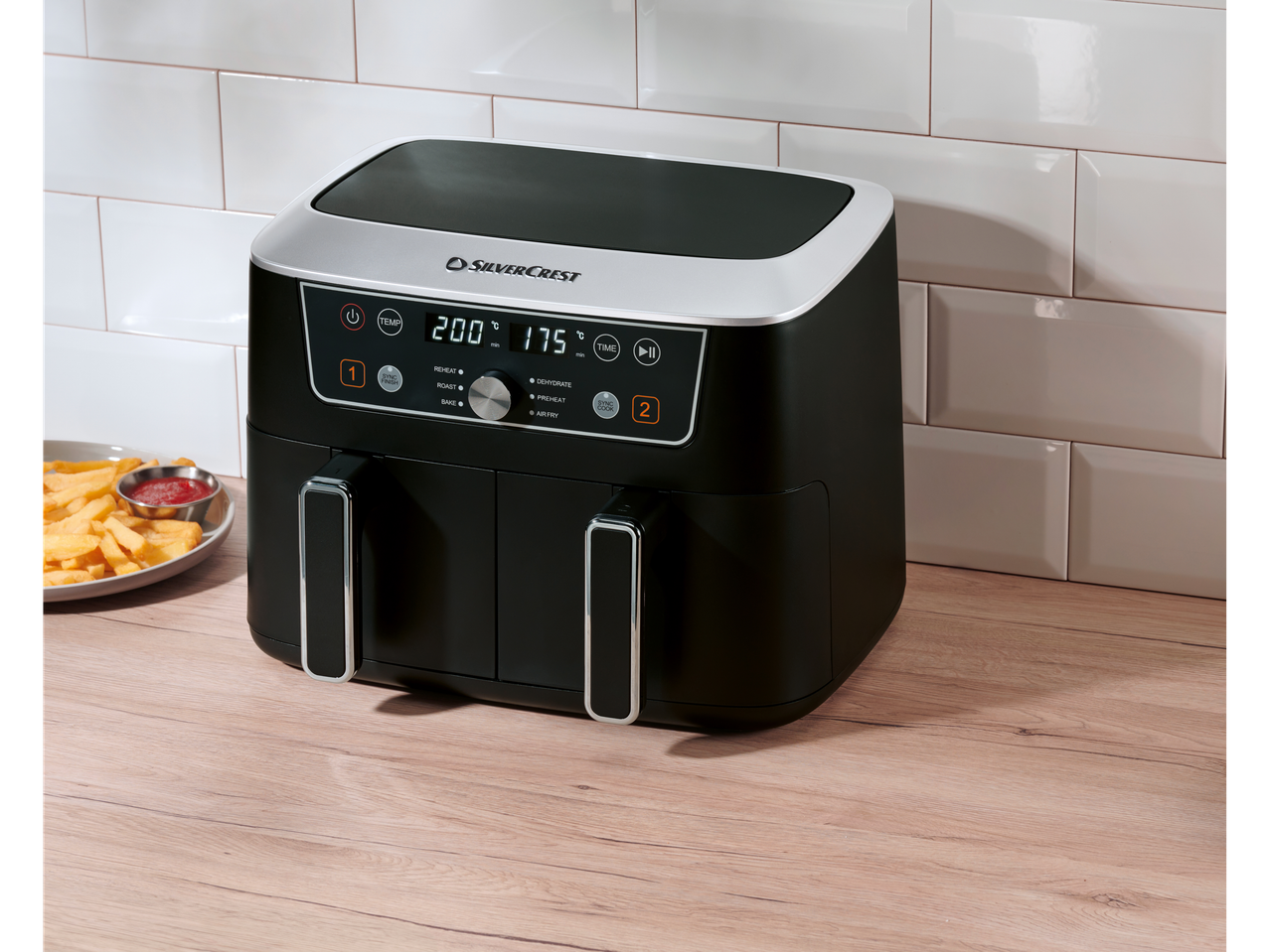 Silvercrest dupla friteza na vruć vazduh sa pomfritom i kečapom.