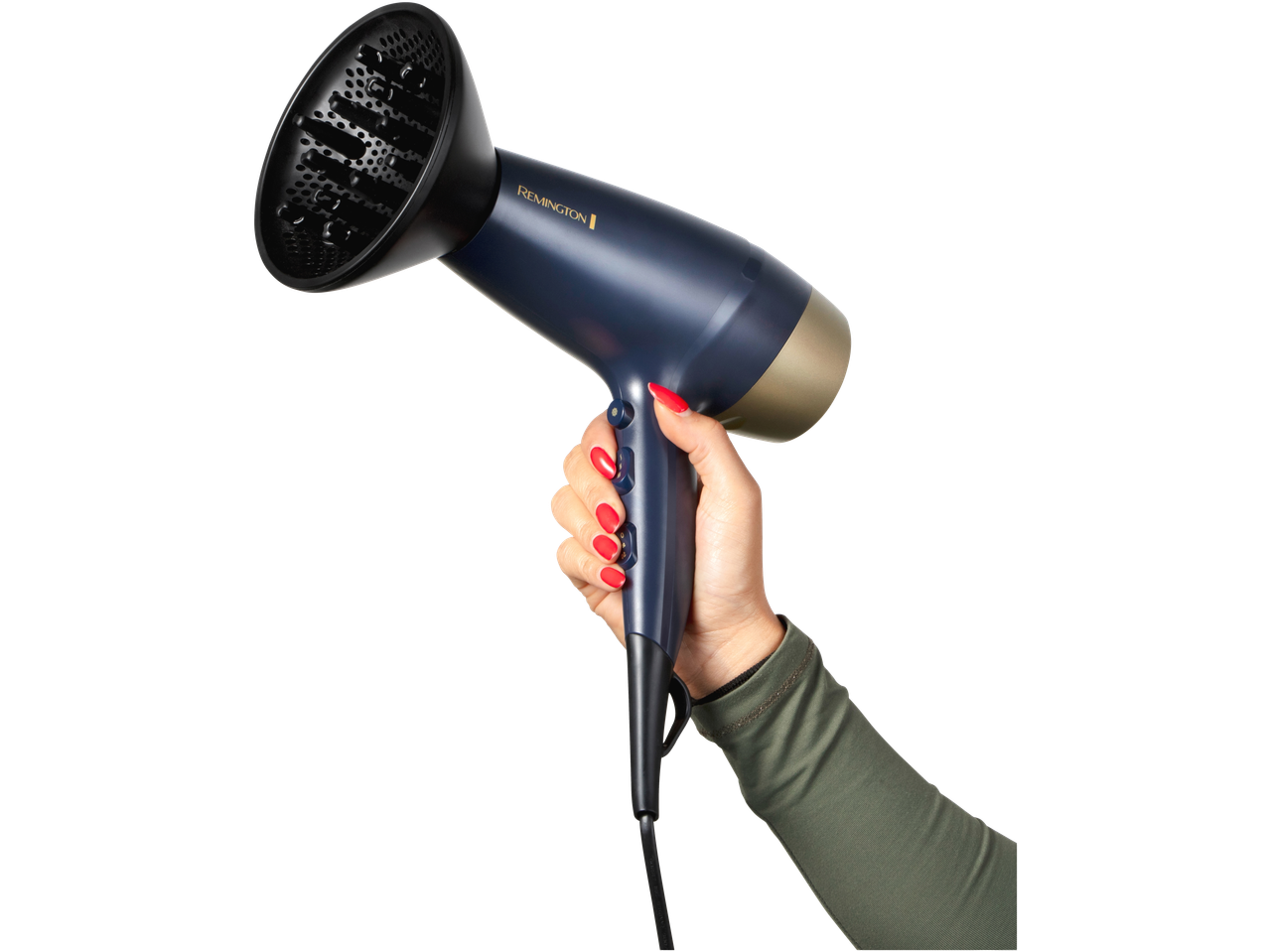Secador de cabelo Remington azul com difusor, segurado por uma mão com unhas vermelhas.