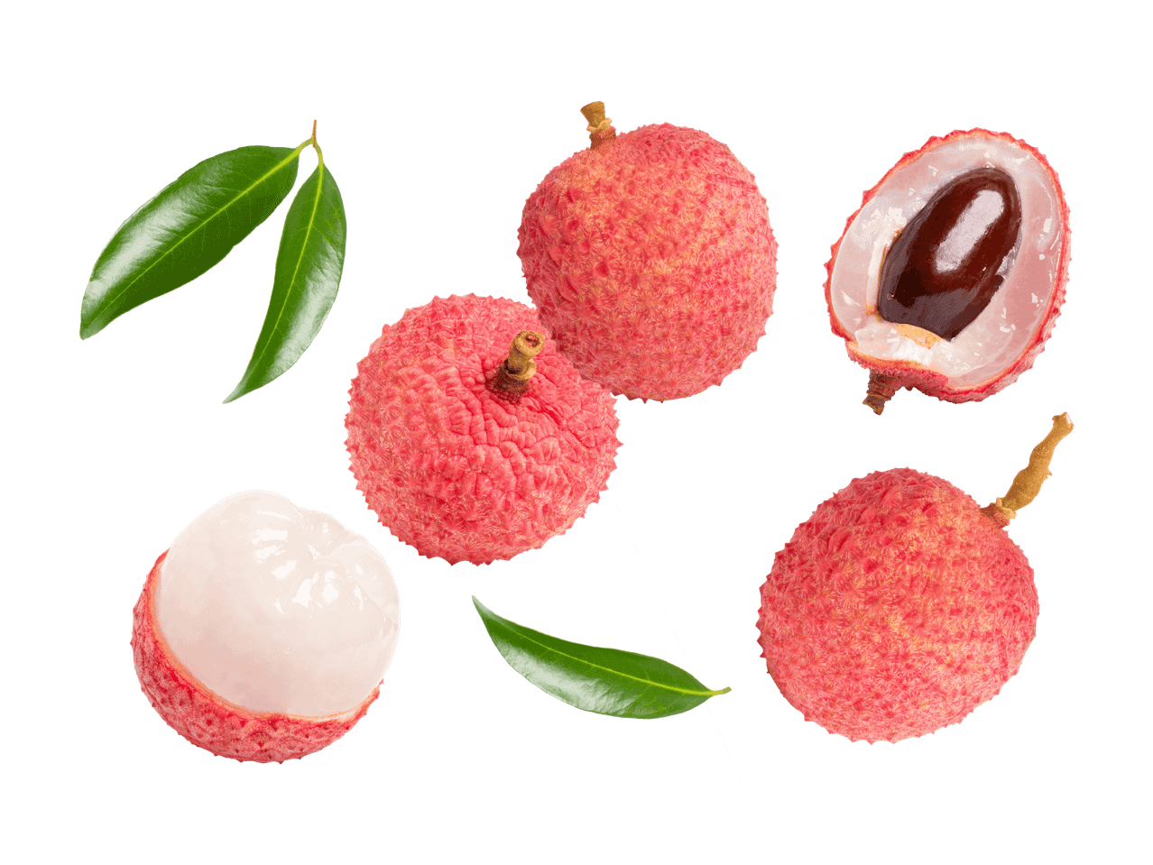 Frische Litschis, ganze und aufgeschnittene Früchte mit Kern und geschältem Fruchtfleisch, dazu grüne Blätter.