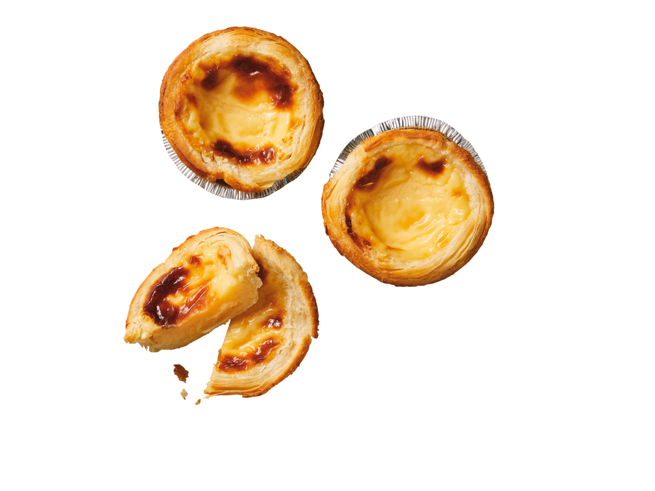 Drie Portugese eiertaarten, waarvan één gebroken is.
