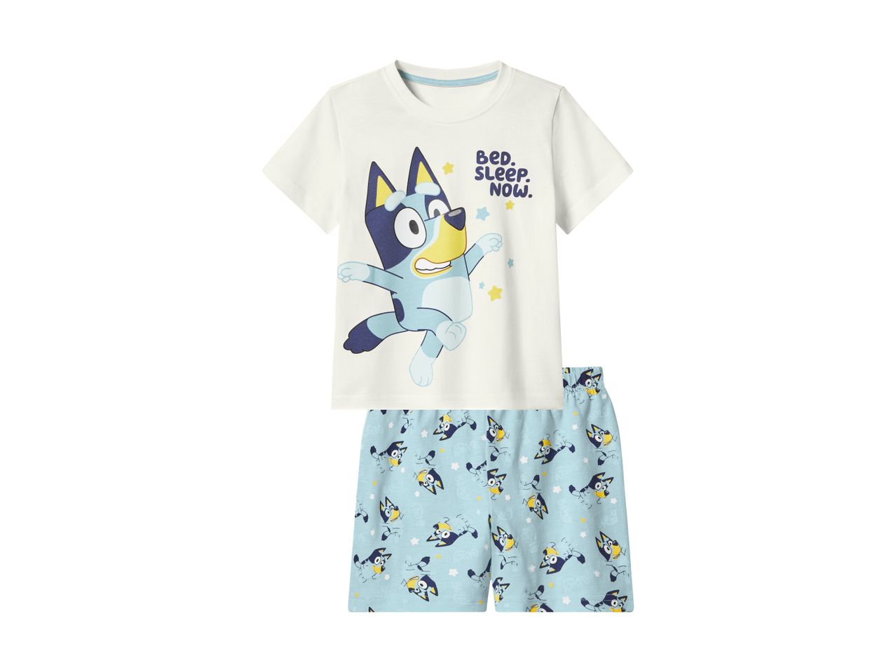 Børnesæt med hvid T-shirt med Bluey-motiv og teksten 'BED. SLEEP. NOW.' og lyseblå shorts.