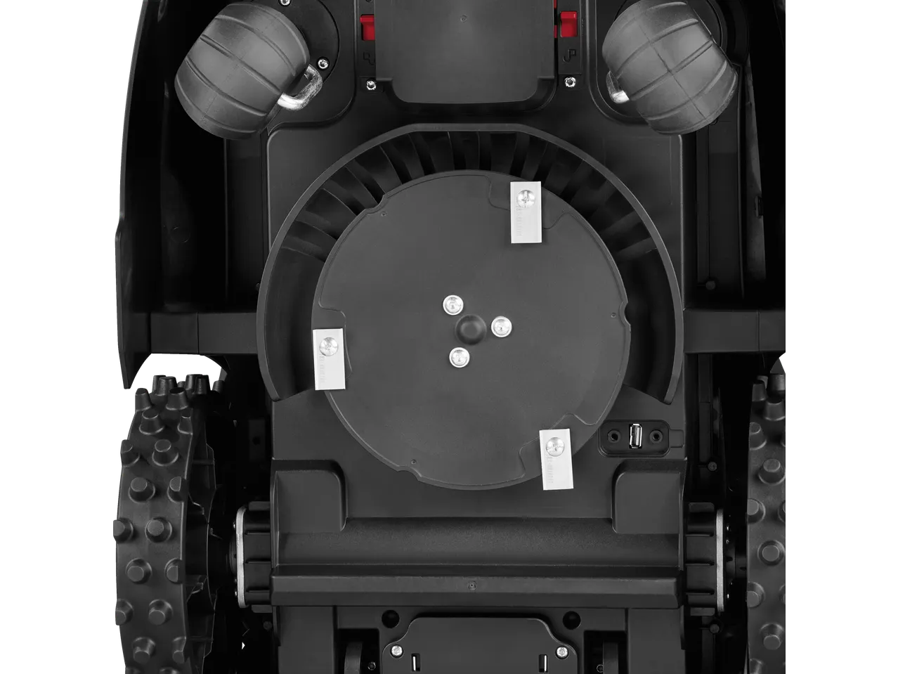 Долна част на робот косачка PARKSIDE PERFORMANCE с остриета и колела.